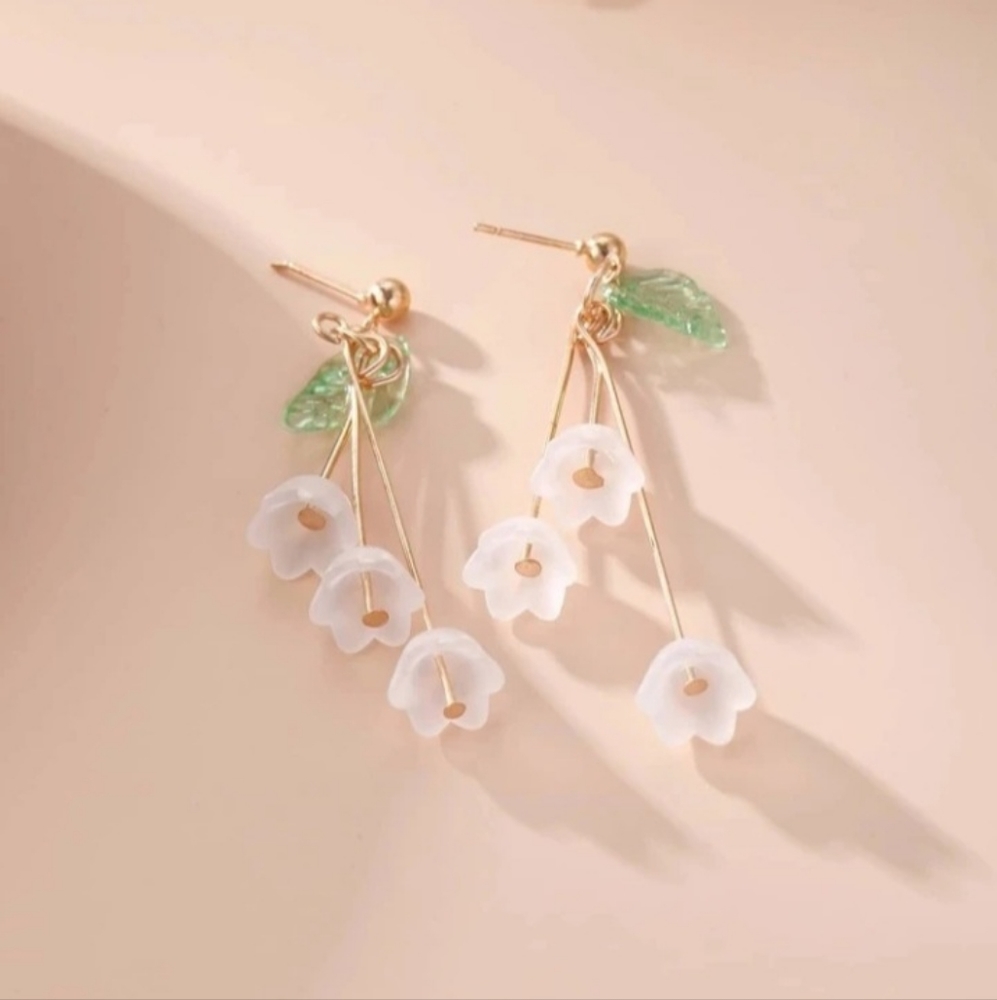 NWT white flower dangly earrings.